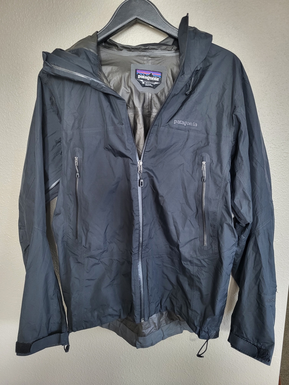 Patagonia Waterproof Shell Jacket Womens Medium Black Hooded Zipper Damaged.